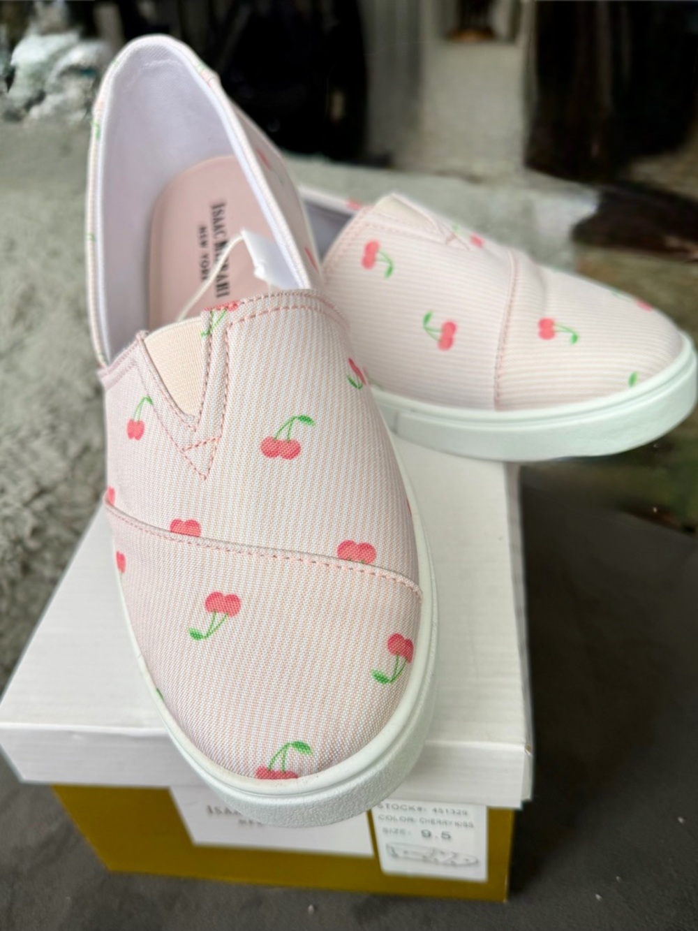BNIB Isaac Mizrahi Pink White Cherry Kiss Slip-On Canvas Memory Foam 9.5 10